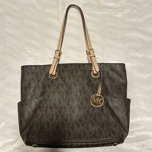 Michael Michael Kors
Jet Set Signature Logo Tote